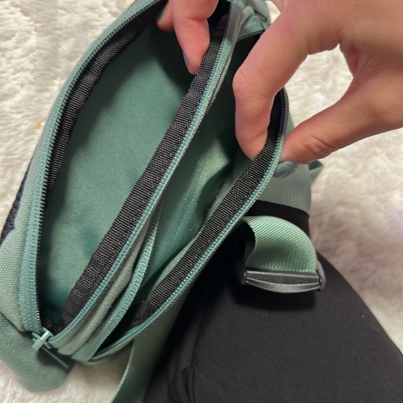 Kavu cross body and Fanny pack - Picture 4 of 4